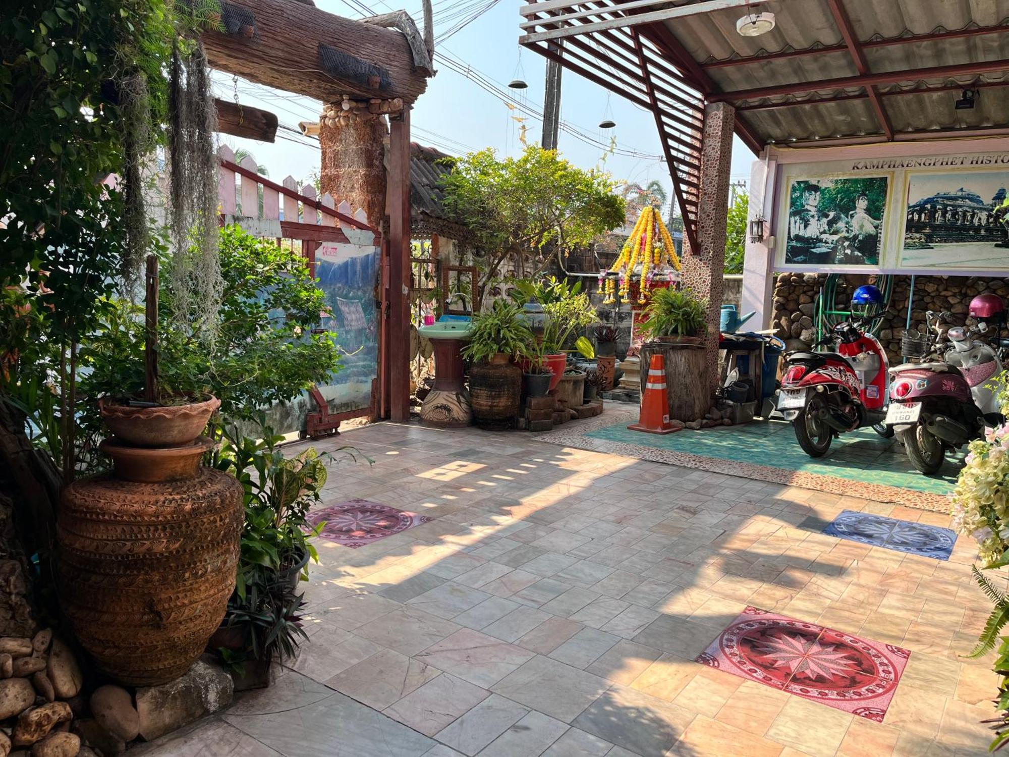 Three J Guesthouse Kamphaeng Phet Exterior foto