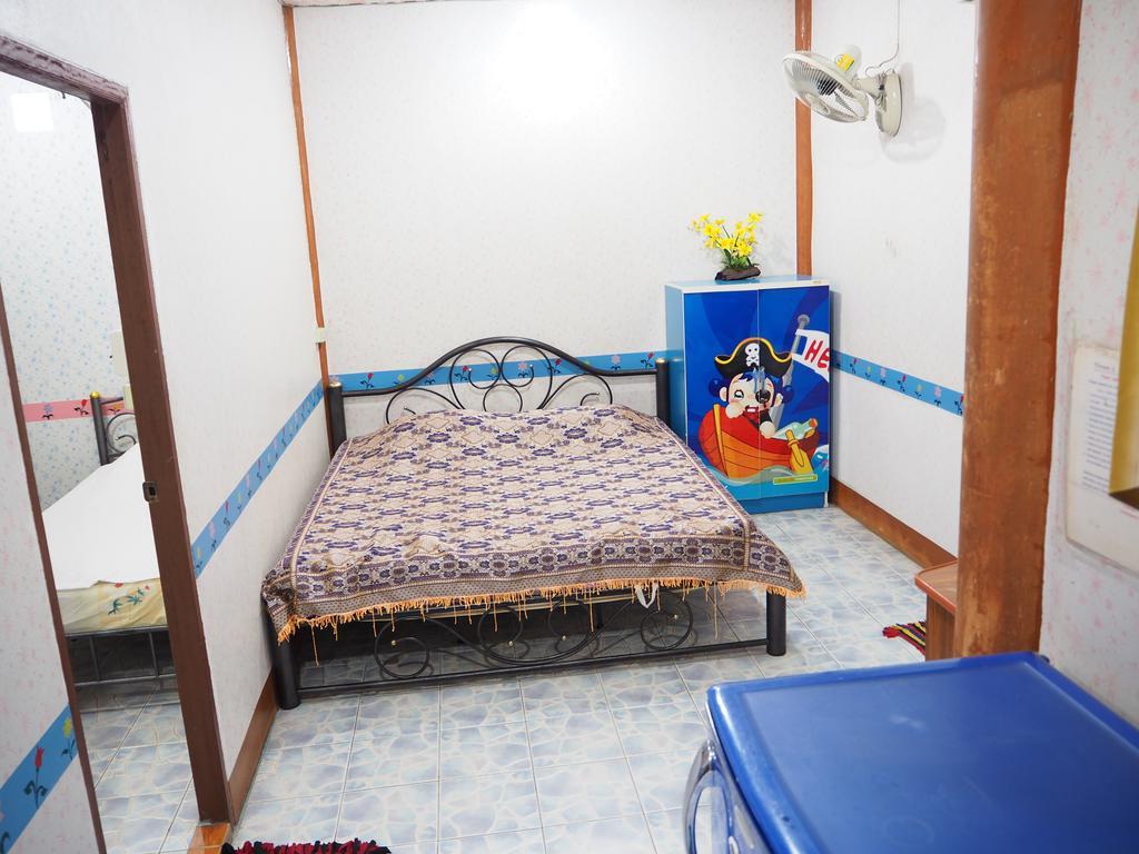 Three J Guesthouse Kamphaeng Phet Exterior foto