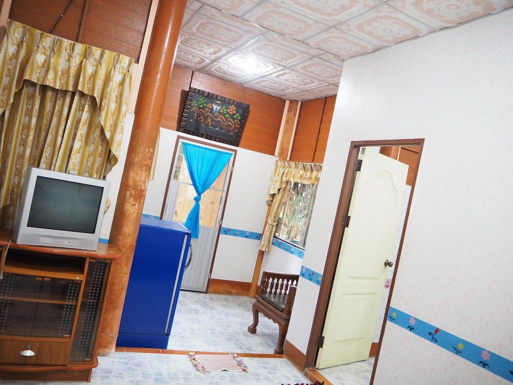 Three J Guesthouse Kamphaeng Phet Exterior foto